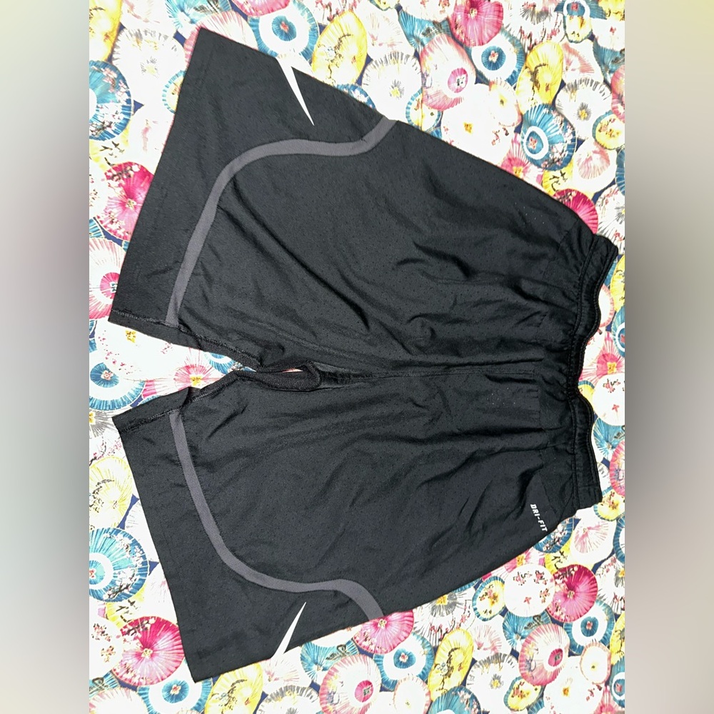 Nike Men’s Black Football Basketball Dri-Fit Athletic Workout Bottoms Shorts - Picture 2 of 7